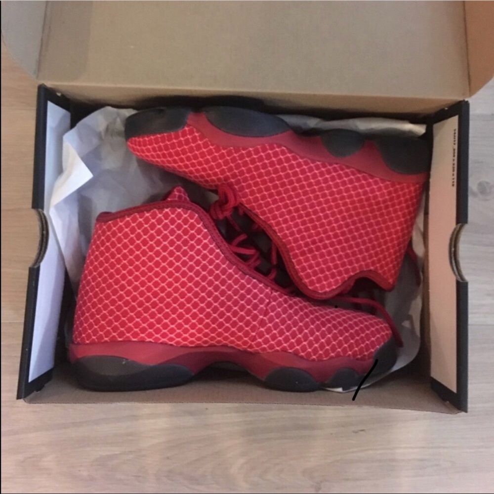 All red Jordan Horizon - Youth 5.5 /WM 7